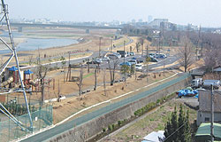 スーパー堤防上に整備された駐車場（稲城市）（平成18年3月）