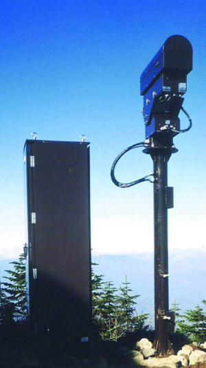 浅間山を常時監視する監視カメラ
