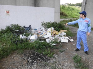 不法投棄された一般ゴミの確認している状況