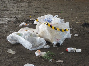 不法投棄された生活ゴミの状況を確認。