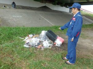 不法投棄された生活ゴミの状況を確認