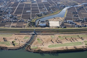 手前が荒川で堤防を挟んで南畑排水機場があります。