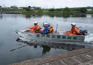 溺れている人をボートで救助する水難訓練も行われました。