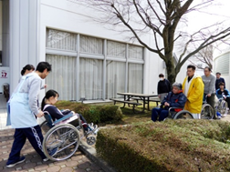 学生アシスタントとともに道の駅職員による車椅子の介助体験の様子