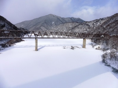 赤夕大橋からの五十里湖と野岩線鉄道