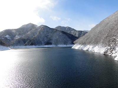 ダム頂上からの湯西川湖