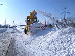 国道18号における除雪作業(17日)