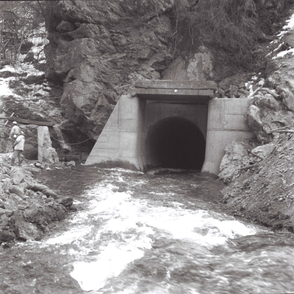 仮締切でせき止めた川が一時的に流れる仮排水トンネル