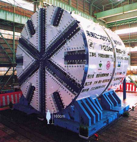 第1工区トンネル工事に使用した泥水加圧式シールド機の外観。シールド機は外径12.04メートル、長さ11.2メートル（写真：大林・熊谷・前田特定建設工事共同企業体）
