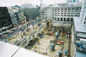 日本橋三井タワー新築工事現場　既存ビルの解体及び基礎杭の施工を行っています。