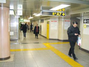 銀座線三越前駅地下歩道拡幅工事着工前　三越本館地下に接続するA7出口を移設しました。