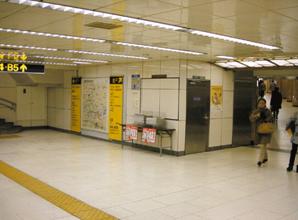 半蔵門線三越前駅（2002年）正面の壁を撤去して地下歩道を施工しました。