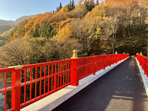琴橋と紅葉の風景