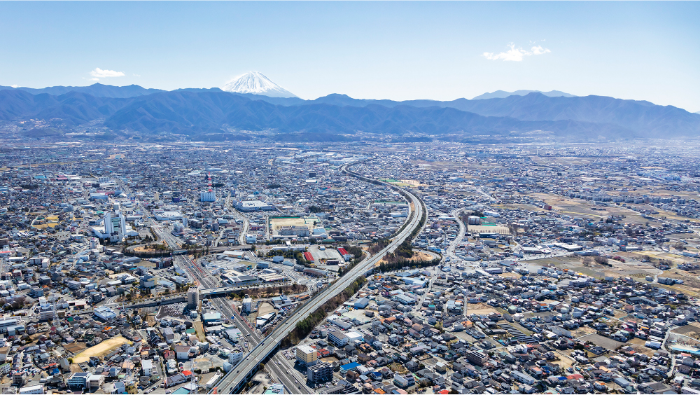 甲州街道(国道20号)の甲府バイパス昭和インターチェンジ付近からの空撮の写真