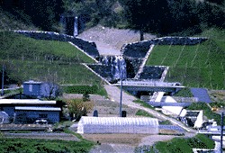 (17) 山の神沢砂防堰堤（白州町・山の神沢） 