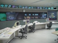 【操作室】タッチパネル式集中操作監視システムと、大型マルチスクリーン