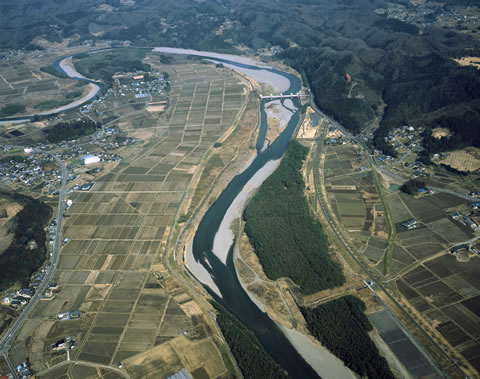 大きく蛇行して流れる久慈川(常陸大宮市)