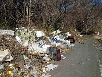 川の近くに捨てられたゴミの山