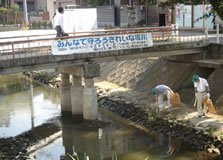 河川清掃の様子