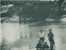 昭和12年頃の綾瀬川　この頃は綾瀬川で川遊びができました。
