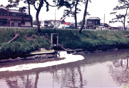 草加市（綾瀬川）草加市環境課提供（綾瀬川に流入する水路からの生活排水（洗濯水）とみられる泡水）