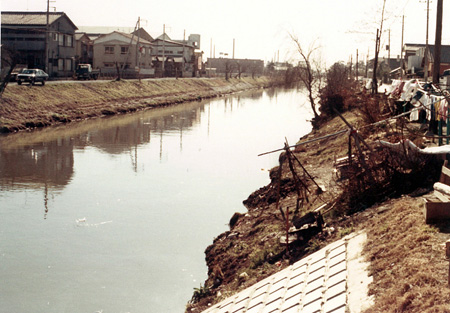 川岸のゴミ捨て場