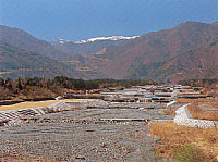 巨摩山地を源流に、釜無川にそそぐ御勅使川