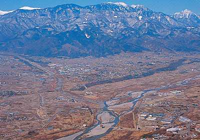 富士川(釜無川)と御勅使川の合流点付近(後方は南アルプスの山々)