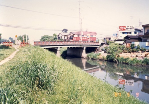 旧国道４号線　綾瀬橋を下流側から望む（鈴木恒雄様提供）1987年（昭和62年）5月9日撮影