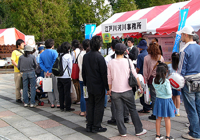 イベント会場で綾瀬川の○×クイズを実施