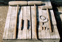 石工の道具。ハリマワシ（ハンマー）、ノミ、ヤ