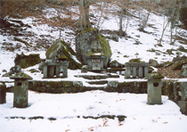 山内北野神社の石造物群の周辺、階段、灯籠などを修復。