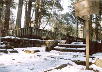 滝尾神社の無念橋周辺の石畳 