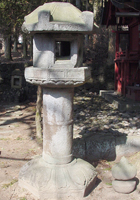 八幡神社の笠付角柱燈籠