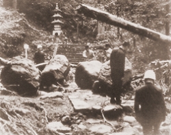 滝尾神社・白糸の滝付近の道路上に流出した巨石