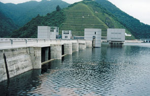 満水のダム（平成10年）