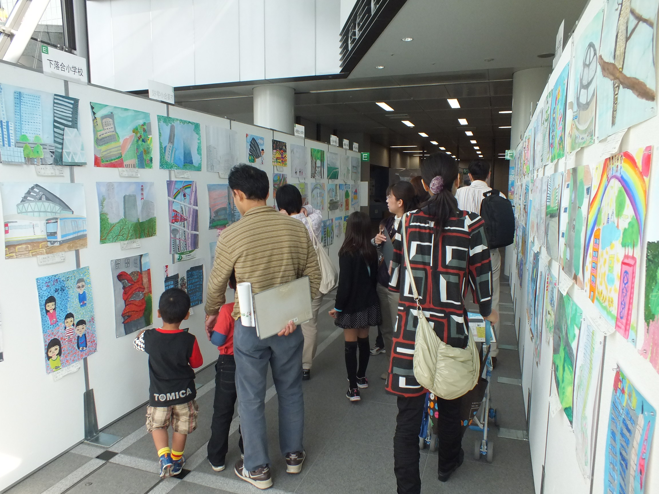 展示作品の鑑賞風景 