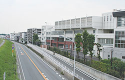 スーパー堤防上に整備された川崎市立古市場小学校（平成18年10月）