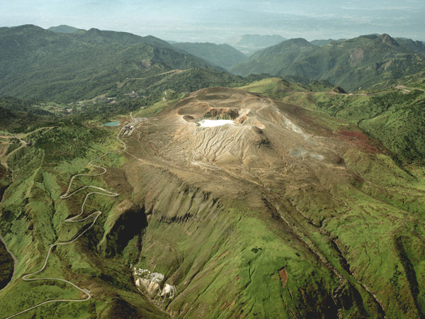 草津白根山山頂火口付近（湯釜）