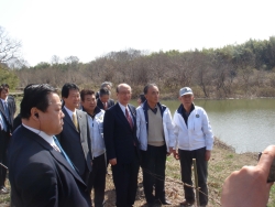 市民団体と対話する前田国土交通大臣（写真中央）