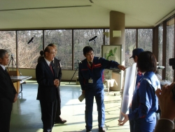 荒川ビオトープについて説明を受ける前田国土交通大臣