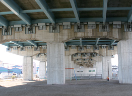 橋脚補強と落橋防止装置の写真