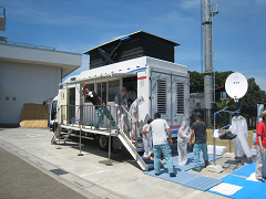 降雨体験車から体験者が降りる様子