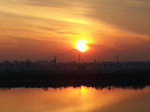 彩湖からみた夕日