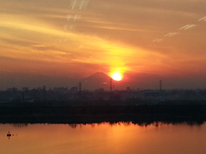 彩湖からみた夕日