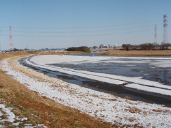 雪が積もった河川