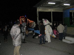 写真_着ぐるみ隊チョコ配布