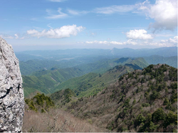 山頂付近から望む「秩父盆地」と「武甲山」
