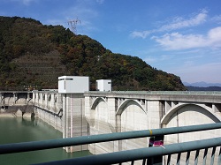 浦山ダムも紅葉が始まっています