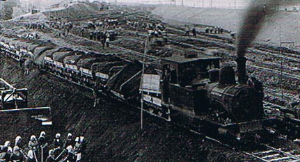 蒸気機関車を使った改修工事の様子